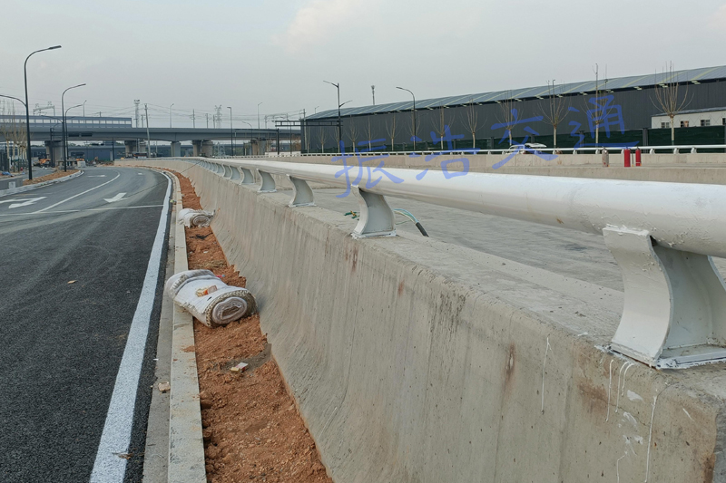 Lan can bảo vệ ống thép